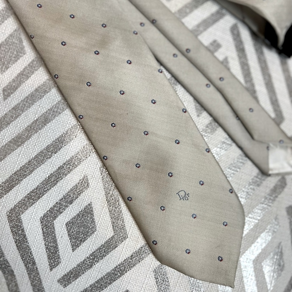 Christian Dior Grey  neck tie 👔 gently used